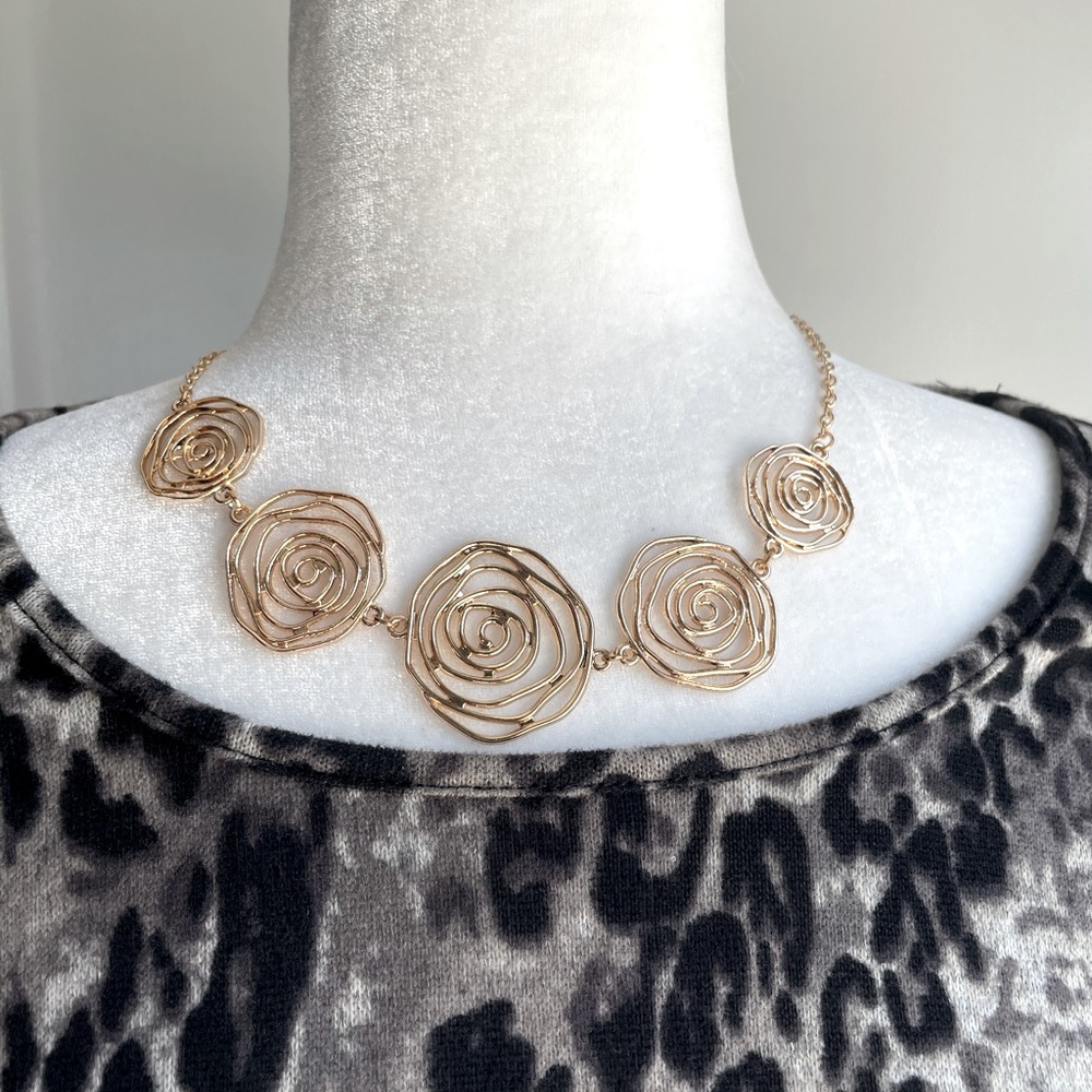 NWT Rose Necklace Set